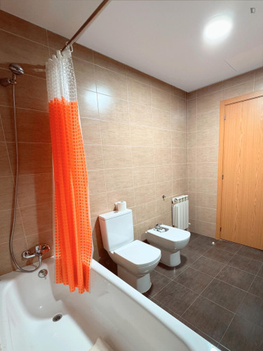 Comfortable double bedroom well connected to the city center