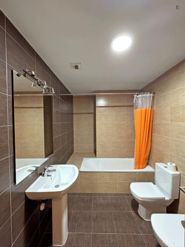 Comfortable double bedroom well connected to the city center