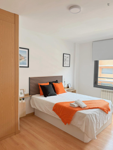 Appealing double bedroom well connected to the city center