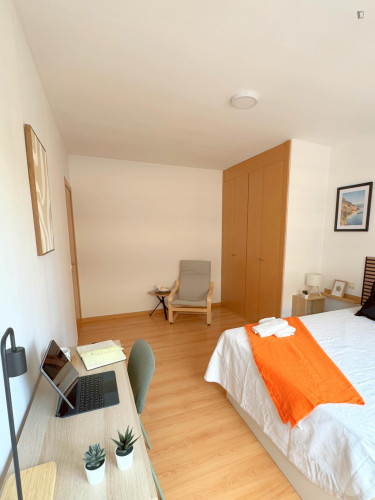 Appealing double bedroom well connected to the city center  - Gallery -  5