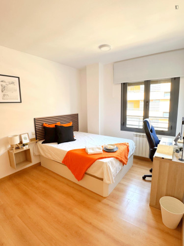 Pleasing double bedroom well connected to the city center