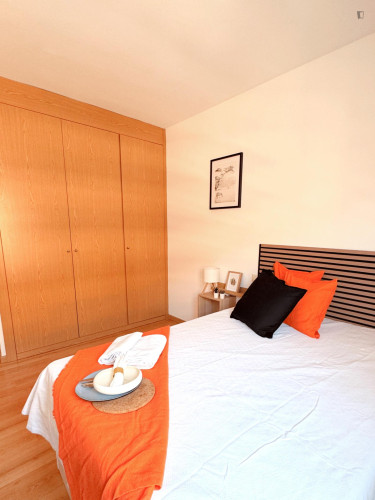 Pleasing double bedroom well connected to the city center