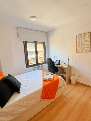 Pleasing double bedroom well connected to the city center