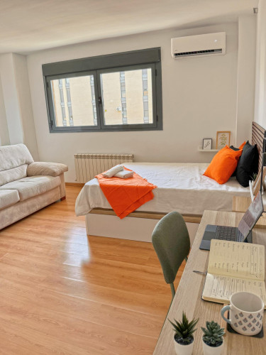 Spacious double bedroom well connected to the city center - Gallery - 6