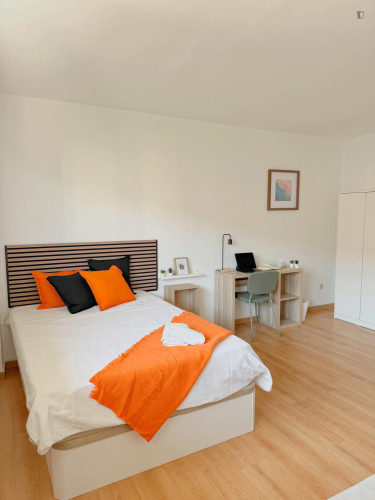 Spacious double bedroom well connected to the city center