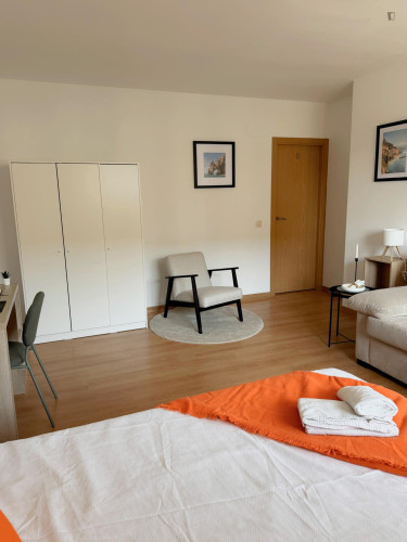 Spacious double bedroom well connected to the city center