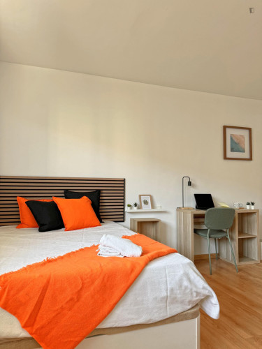 Spacious double bedroom well connected to the city center - Gallery - 5