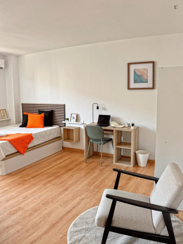 Spacious double bedroom well connected to the city center