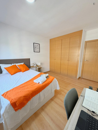 Cozy double bedroom well connected to the city center