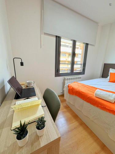 Cozy double bedroom well connected to the city center