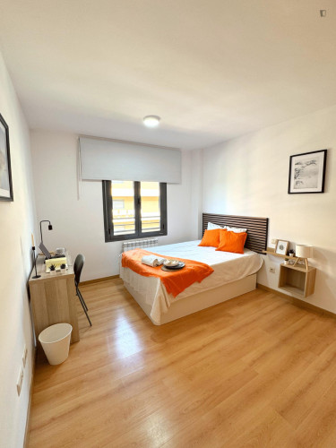 Cozy double bedroom well connected to the city center