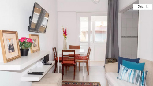 Stylish and contemporary double bedroom, in a recently refurbished apartment - Gallery - 3