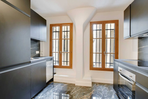 Perfect & charming flat conveniently located in the 8th
