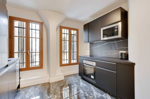 Perfect & charming flat conveniently located in the 8th