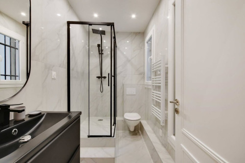 Perfect & charming flat conveniently located in the 8th