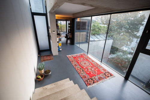 Beautiful loft located in a trendy neighborhood. 5 minutes walk away from an Olympic training swimming center.