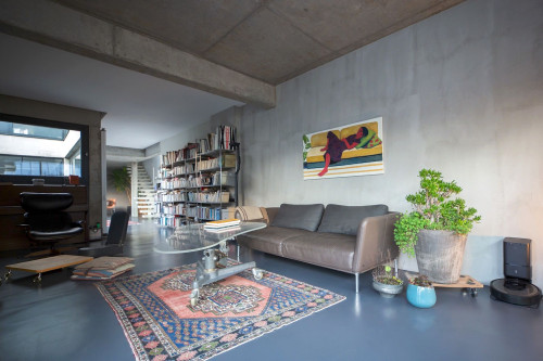 Beautiful loft located in a trendy neighborhood. 5 minutes walk away from an Olympic training swimming center.