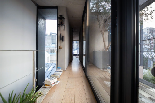 Beautiful loft located in a trendy neighborhood. 5 minutes walk away from an Olympic training swimming center.
