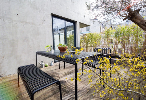 Beautiful loft located in a trendy neighborhood. 5 minutes walk away from an Olympic training swimming center.
