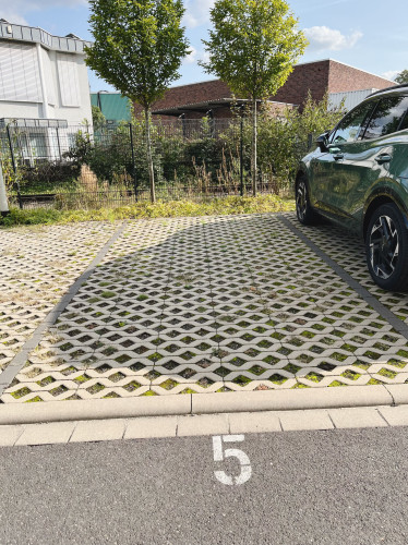 Modern, furnished studio apartment with private entrance, parking space and excellent connection to Cologne