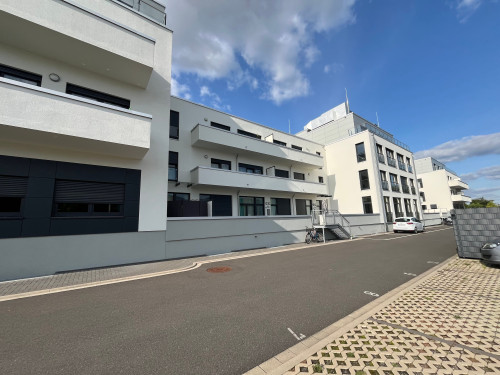 Modern, furnished studio apartment with private entrance, parking space and excellent connection to Cologne