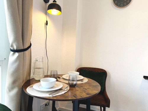 Modern, furnished studio apartment with private entrance, parking space and excellent connection to Cologne