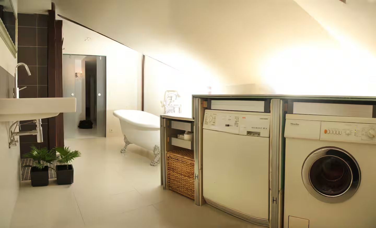 Cozy Loft In The Heart Of Town - 8