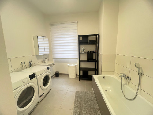 Furnished 2-Room Apartment, U1 Subway & Direct Highway Access (Muggenhof)
