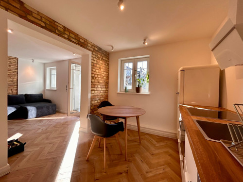 Stylishly Renovated Apartment with Garden