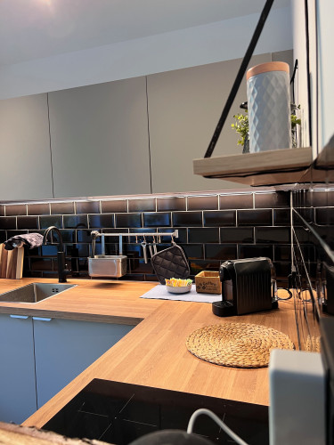 helles und modernes Apartment mit Balkon und Blick ins Grüne