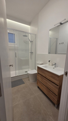 Stylish Coliving Oasis with Balcony & Prime Location on Gran Via