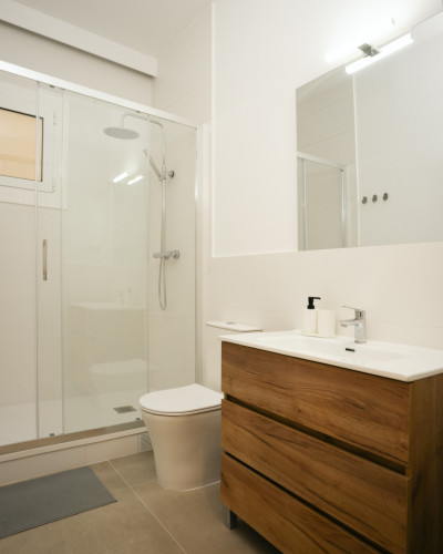 Stylish Coliving Oasis with Balcony & Prime Location on Gran Via