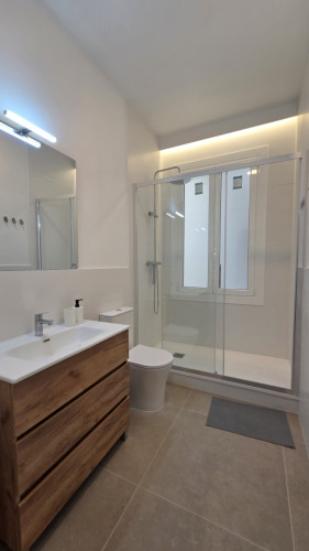 Stylish Coliving Oasis with Balcony & Prime Location on Gran Via