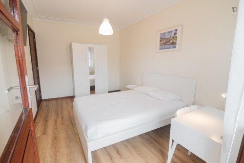 Double bedroom in 5-bedroom apartment