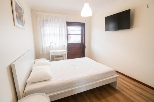 Double bedroom in 5-bedroom apartment