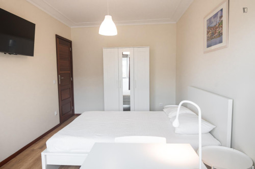 Double bedroom in 5-bedroom apartment