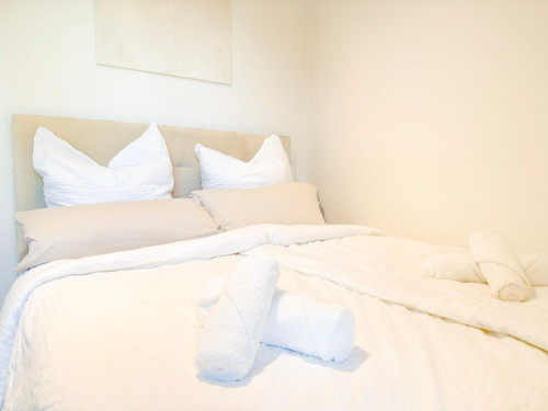 Central apartment with private balcony overlooking the garden | 600m to the main train station | Free Netflix" - Gallery - 7