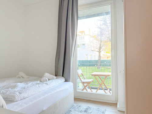Central apartment with private balcony overlooking the garden | 600m to the main train station | Free Netflix" - Gallery - 8