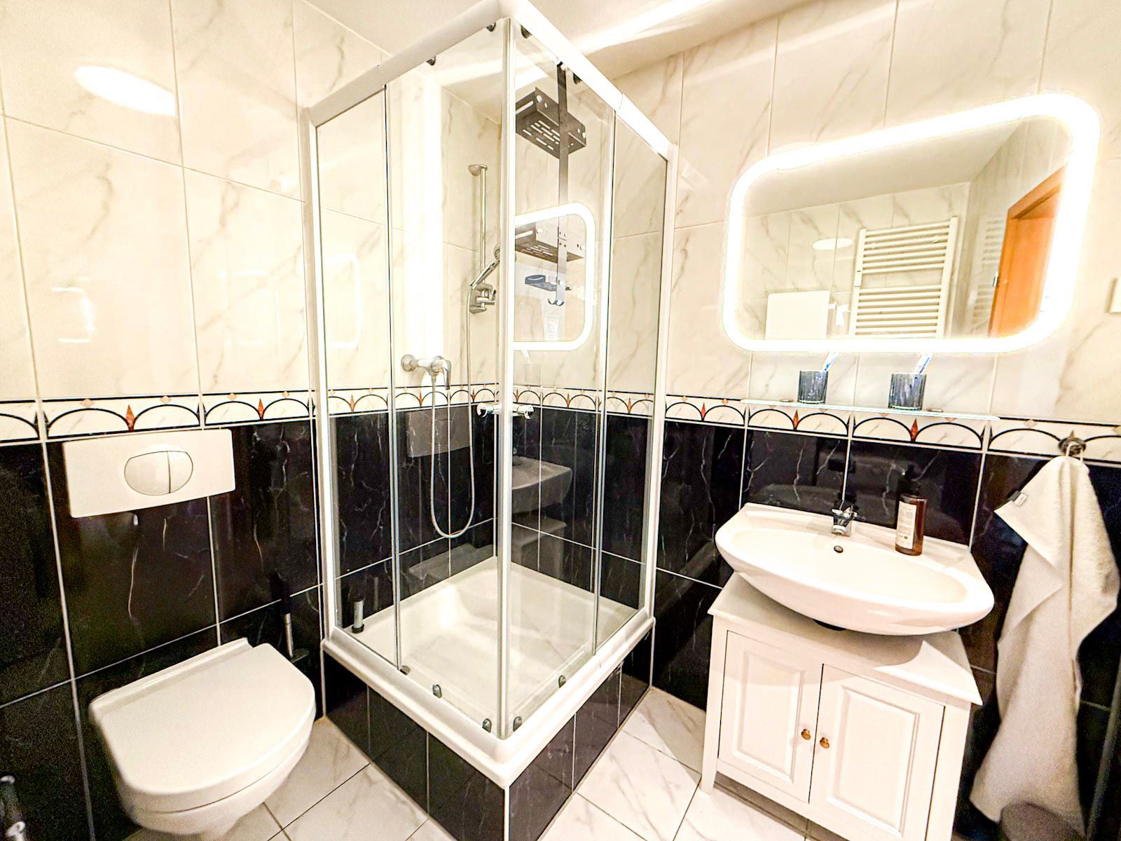 Central Apartment With Private Balcony Overlooking The Garden | 600m To The Main Train Station | Fre - 3