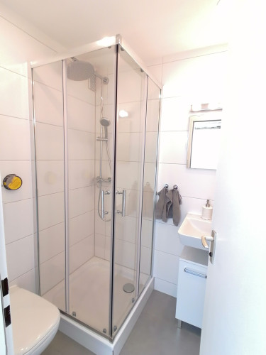 Sunny 2-room loft with roof terrace in a great location—central & surrounded by greenery