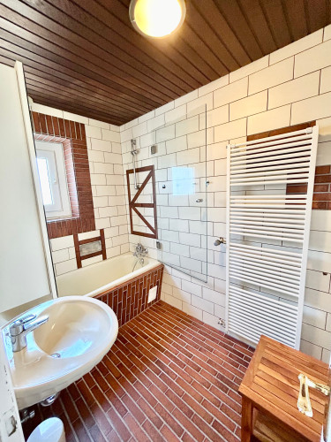 Sunny apartment with 2-3 bedrooms near riverside