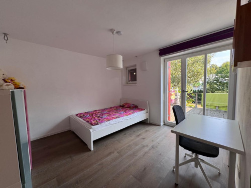 Apartment, feels like living in a house, garden and terrace, in walk distance to university, groceries, parks etc.