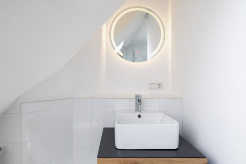 Above the rooftops: 2 floors (up to 2 people), contract with extension option, 2024 fully renovated, fully furnished, super central, old town