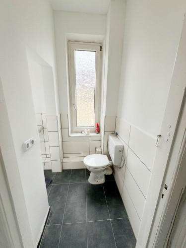 Newly Renovated and Bright 2-Room Apartment in the Heart of Hamburg Schnelsen