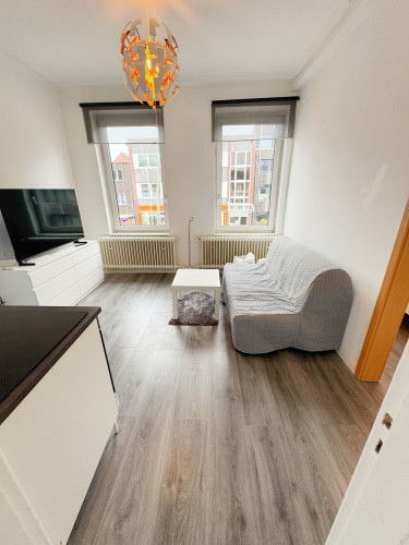 Newly Renovated and Bright 2-Room Apartment in the Heart of Hamburg Schnelsen