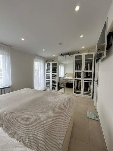 Modern, renovated, and fully furnished (2025) 2.5-room apartment in luxurious penthouse style with garage – ideal for company employees