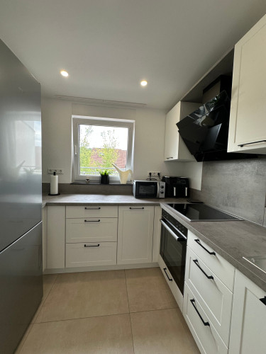 Modern, renovated, and fully furnished (2025) 2.5-room apartment in luxurious penthouse style with garage – ideal for company employees - Gallery - 22