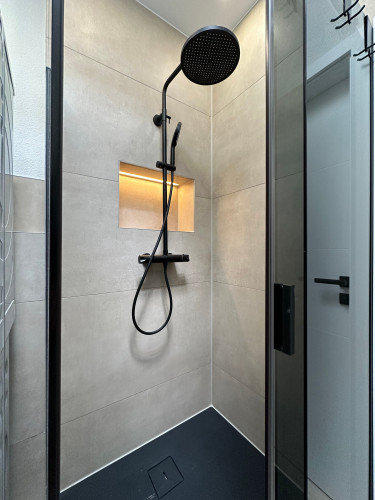 Modern, renovated, and fully furnished (2025) 2.5-room apartment in luxurious penthouse style with garage – ideal for company employees - Gallery - 10