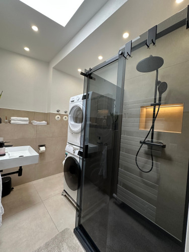 Modern, renovated, and fully furnished (2025) 2.5-room apartment in luxurious penthouse style with garage – ideal for company employees - Gallery - 9