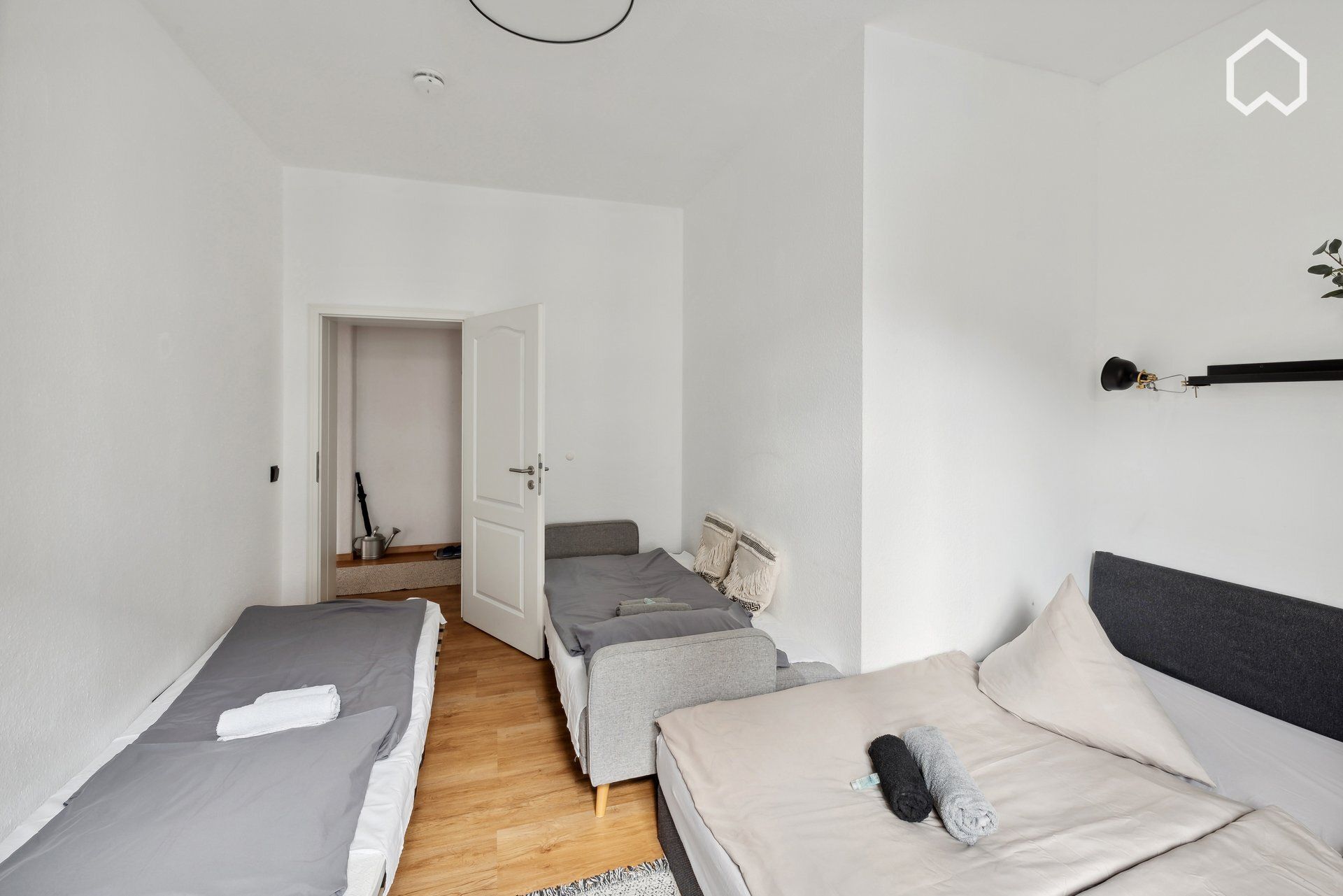 Vinatage Chic Apartment - 9